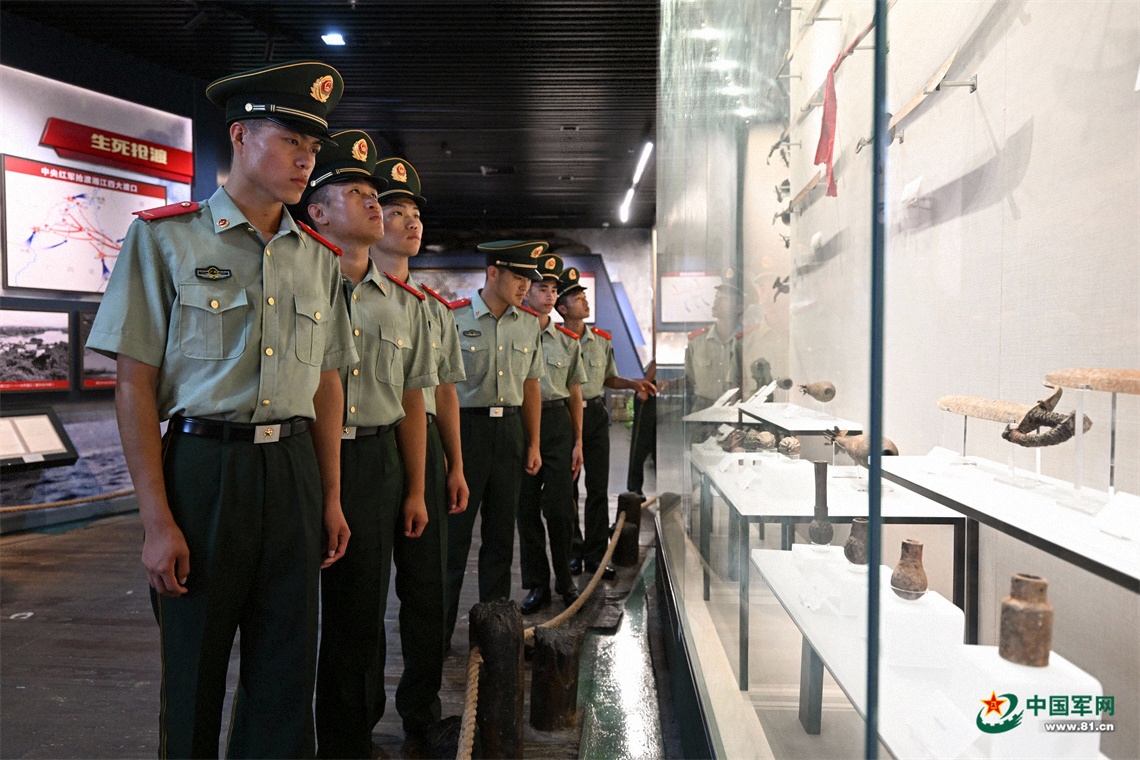 武警全州中队官兵走进红军长征湘江战役纪念馆开展现地教学。在回望血战湘江峥嵘岁月中传承 “勇于胜利、勇于突破、勇于牺牲” 的湘江战役精神,夯实官兵忠诚履职、强军备战思想根基。许书灿摄 (21)