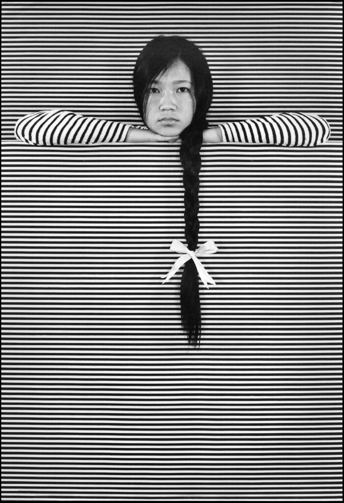 在《辫子》这幅作品中，常惠珍让女儿安妮·庞身着条纹装，在条纹背景前摆出姿势。