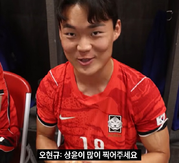 “번호 달고 올 거니까” 등번호 없던 4년 전 유망주, 이젠 홍명보호 정식 멤버 오현규, 후배까지 챙겼다..“상윤이 많이 찍어주세요!”