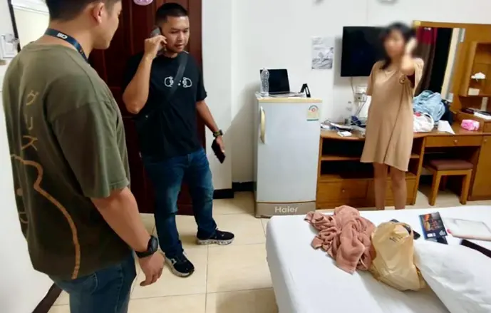 ▲被解救时，受害人独自在酒店房间内