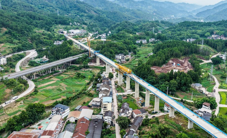 西渝高铁庄子村跨沪蓉高速特大桥顺利合龙 西渝高铁庄子村跨沪蓉高速特大桥顺利合龙
