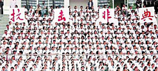 ���ͻ�������ķǵ����飬�ڵ������ǿ�쵼�£�ȫ�������Կ�ǰ���Ž�߰��Ķ�־��������һ�������߲�������ս�����γ��˿����ǵ侫��ȡ���˿����ǵ�����ش�ʤ����