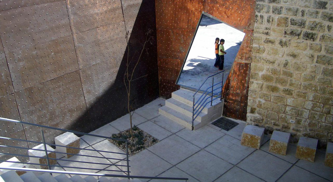 11. AK Courtyard11.2005