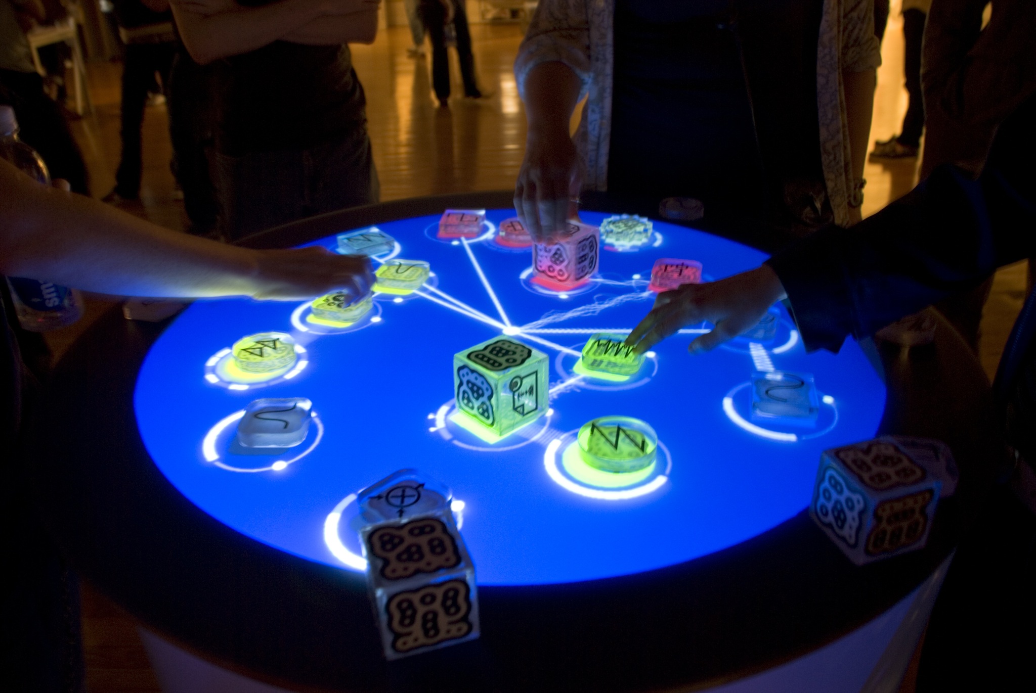http://upload.wikimedia.org/wikipedia/commons/e/e3/Reactable_Multitouch.jpg
