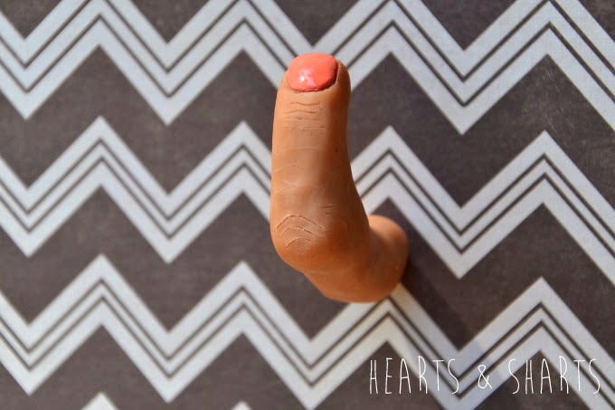 http://heartsandsharts.com/fun-with-sculpey-photo-holder-and-a-finger-hook/