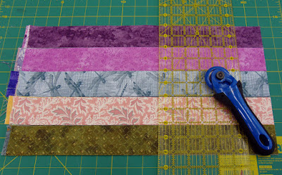 hexie tutorial: for 3/4" hexies, cut rows of 2" strips into 2" squares hexie tutorial: for 3/4" hexies, cut rows of 2" strips into 2" squares