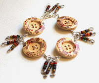 http://kimberliekohler.com/5093/wire-wrapped-button-bracelet-tutorial/