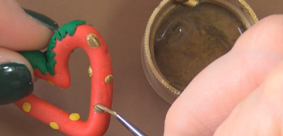 Kerajinan Tangan Dari Tanah Liat Unik Membentuk Kalung Hati Strawberry Kerajinan Tangan Dari Tanah Liat Unik Membentuk Kalung Hati Strawberry
