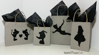 http://www.upcycleddesignlab.com/2016/08/christmas-gift-bag-house-paint-makeover.html