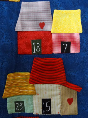 Panô com apliquê O Vilarejo Natalino detalhe X Panô com apliquê O Vilarejo Natalino, Panô de natal, Panô apliquê, Patchwork natal. Maria Adna Ateliê, Patchwor, bolsas e afins, Panô publicado revista, Apliquê publicado revista, Natal publicado revista, Patchwork apliquê,