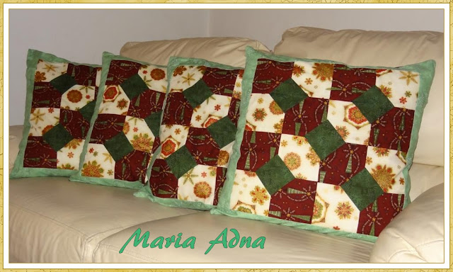 Conjunto de quatro almofadas com trabalho de patchwork 3D Avalon. Almofadas em patchwork, Patchwork, Almofadas 3D, Maria Adna Ateliê, Almofadas publicadas em revista, Maria Adna,