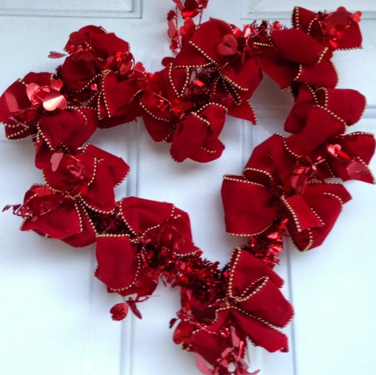 http://xoxograndma.blogspot.com/2015/02/easy-heart-ribbon-wreath-tutorial.html