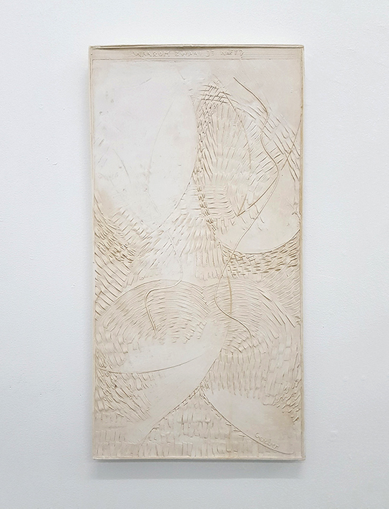 Tobias Gerber Waarom zwaai je niet? (Why don't you wave?), 2019 plaster, cotton 60 x 33 cm Tobias Gerber Waarom zwaai je niet? (Why don't you wave?), 2019 plaster, cotton 60 x 33 cm