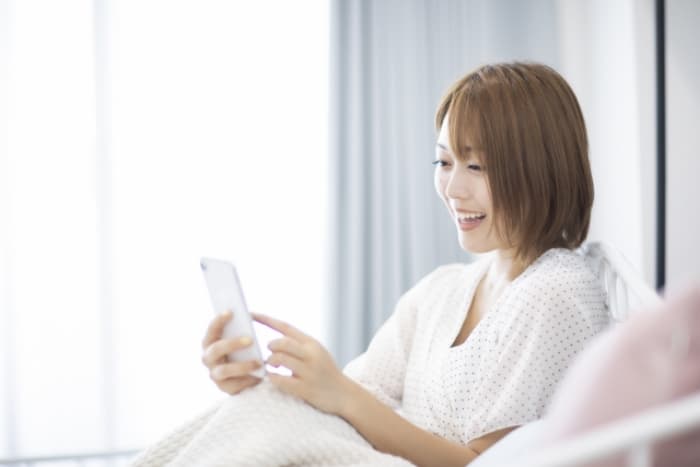 スマホを操作する女性