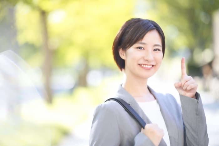 指をさす女性