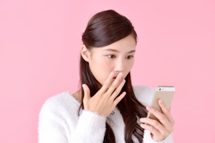 驚く女性