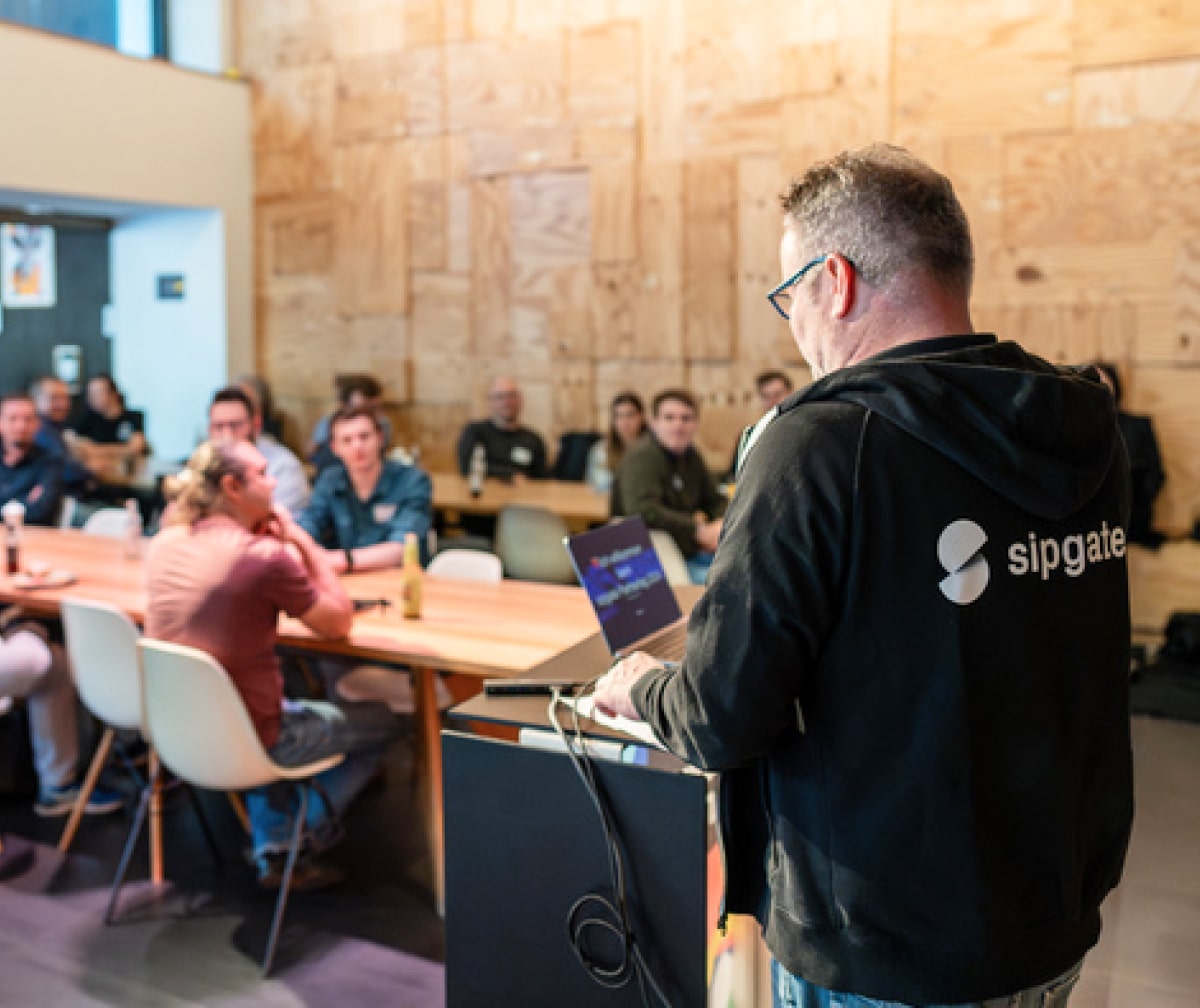 sipgate Mitarbeiter präsentiert vor Partner-Publikum