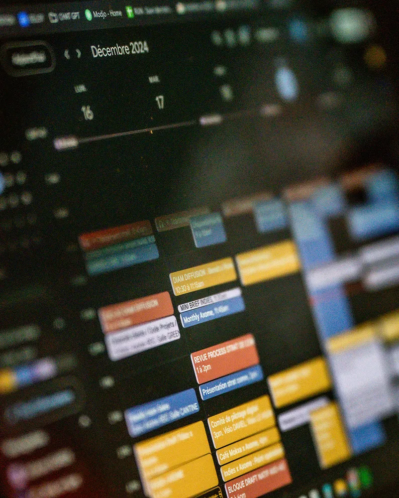 Écran affichant un calendrier éditorial numérique - gestion de projet digital Axome