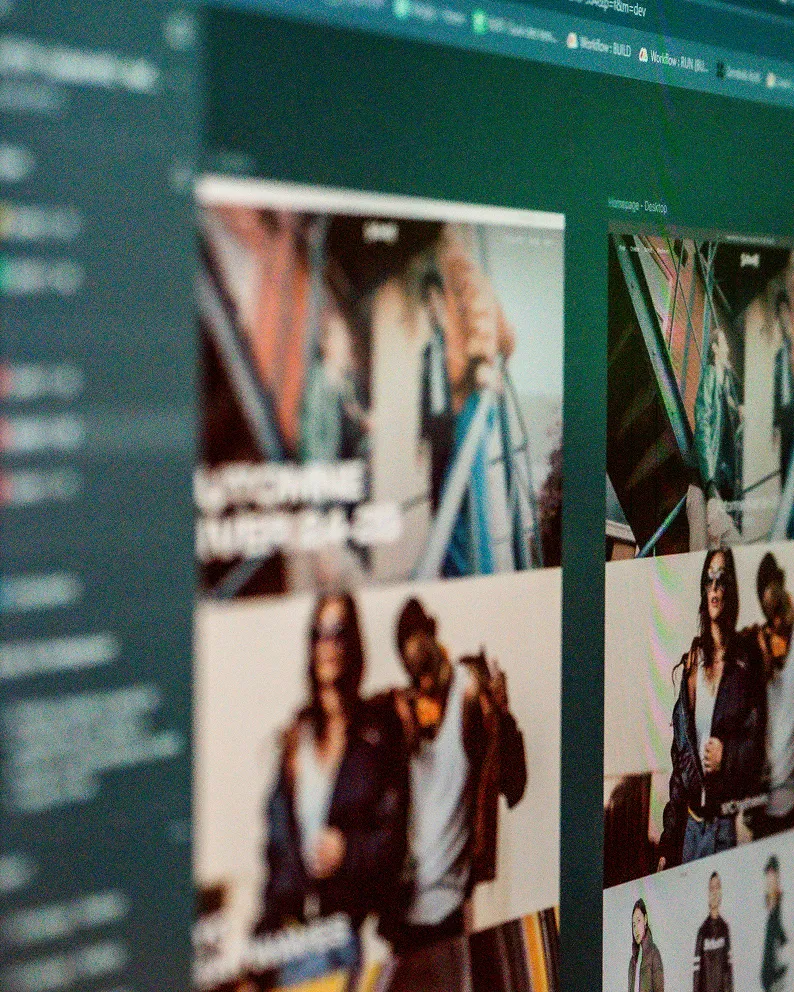 Gros plan sur un moniteur présentant un projet de création de site internet Axome en cours de développement