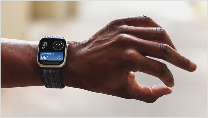 Person, die mit der Apple Watch eine Doppeltipp-Geste verwendet