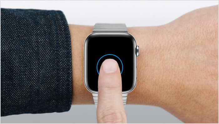 Person, die mit dem Finger auf das Display der Apple Watch tippt