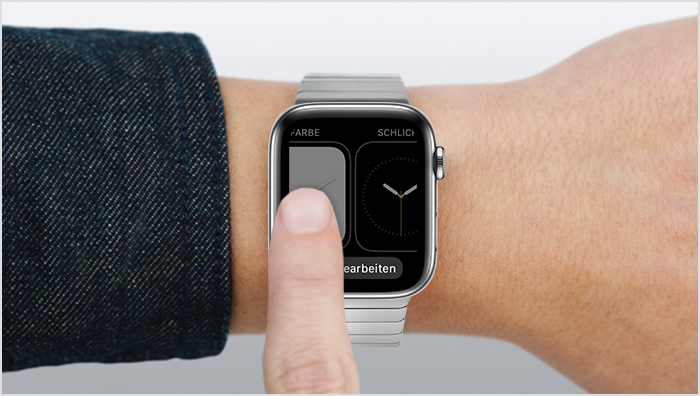 Person, die mit dem Finger über das Display der Apple Watch streicht