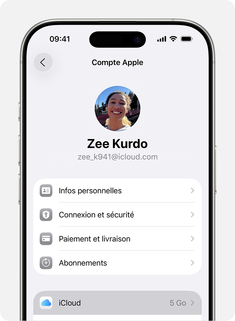 Écran d’iPhone affichant les réglages Identifiant Apple. L’option iCloud est sélectionnée pour accéder aux commandes de sauvegarde de l’appareil.