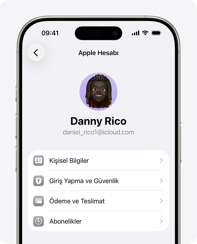 iPhone'daki Ayarlar uygulamasında, Abonelikler seçeneğini gösteren Apple Hesabı ayarları.