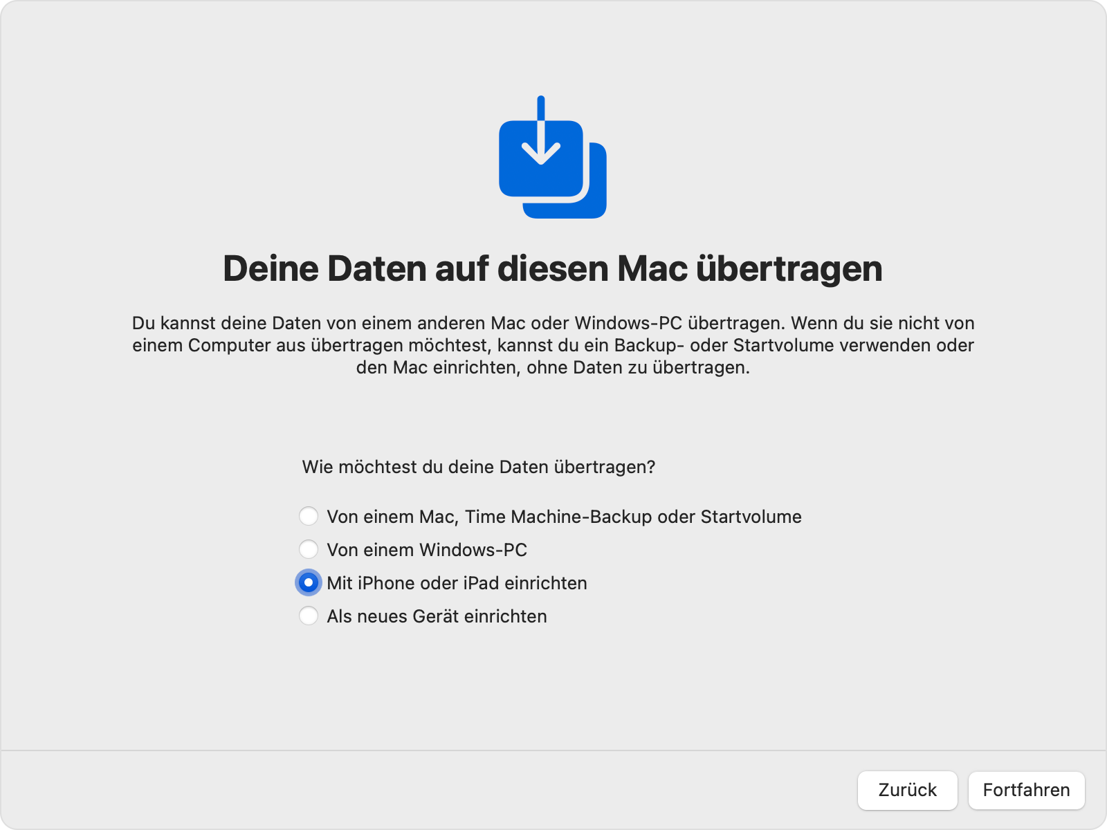 Fenster des Mac-Systemassistenten, in dem die Option „Mit iPhone oder iPad einrichten“ ausgewählt ist.