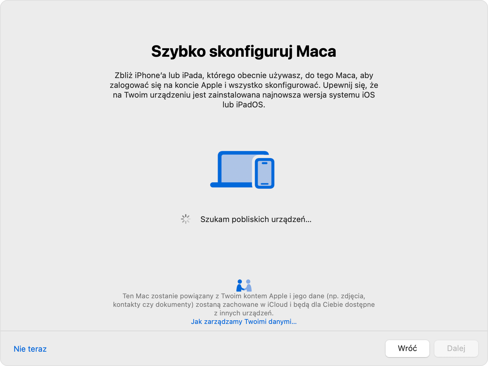 Okno Asystenta ustawień Maca podczas wyszukiwania pobliskiego iPhone’a lub iPada.