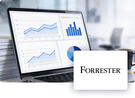 Laptop mit Diagrammen auf dem Bildschirm und Forrester-Logo daneben.