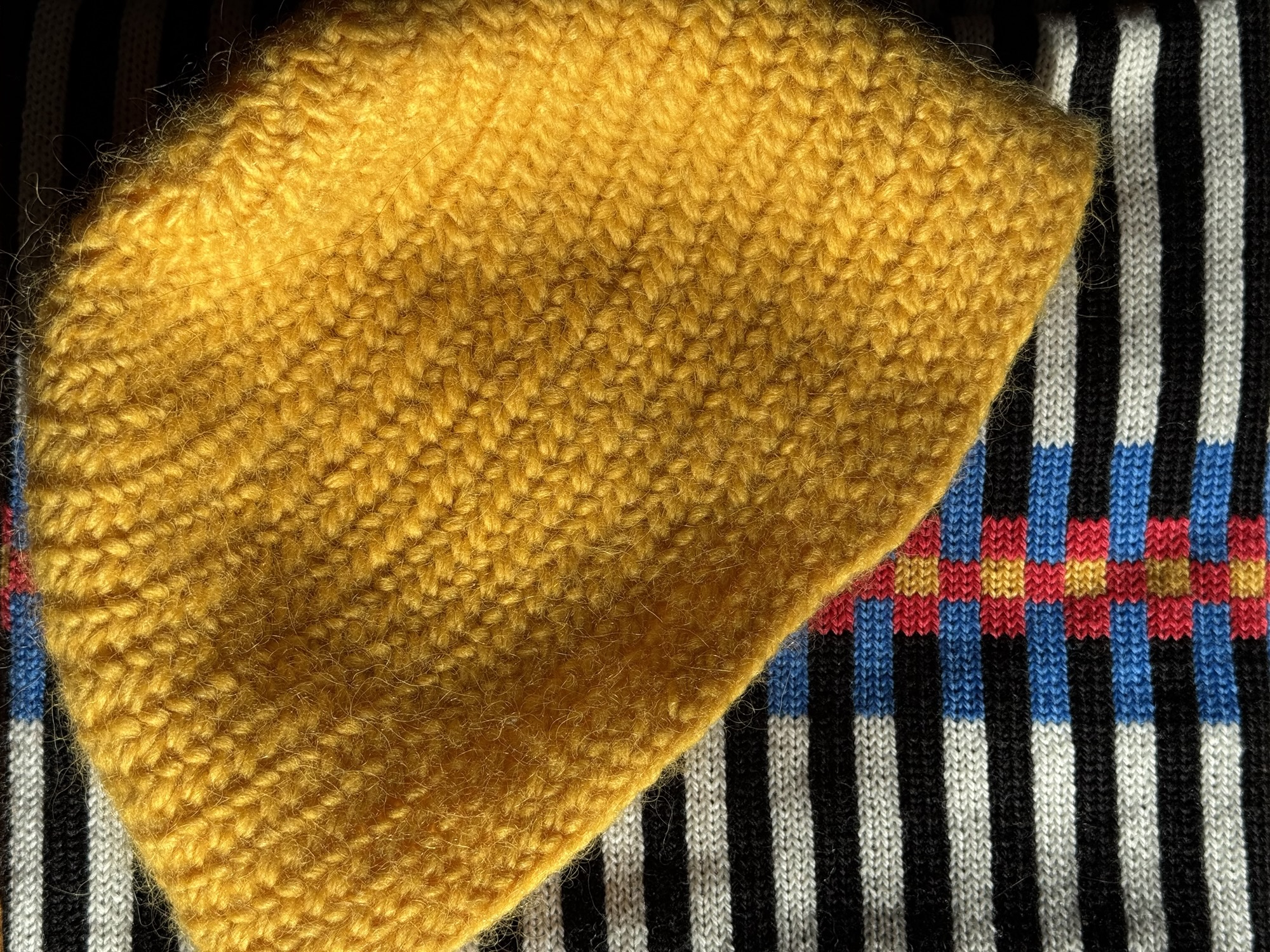 Complementary Nålbinding and Weaving
