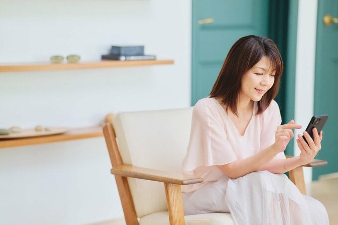 スマホを見る飯島直子さん