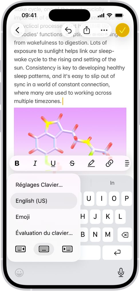 Le menu « Réglages Clavier » est ouvert et affiche trois options : Anglais (É.-U.), Emoji et Retour clavier. En bas du menu, de gauche à droite, se trouvent les boutons de disposition pour gauchers, disposition par défaut et disposition pour droitiers. Le bouton de disposition par défaut est sélectionné.
