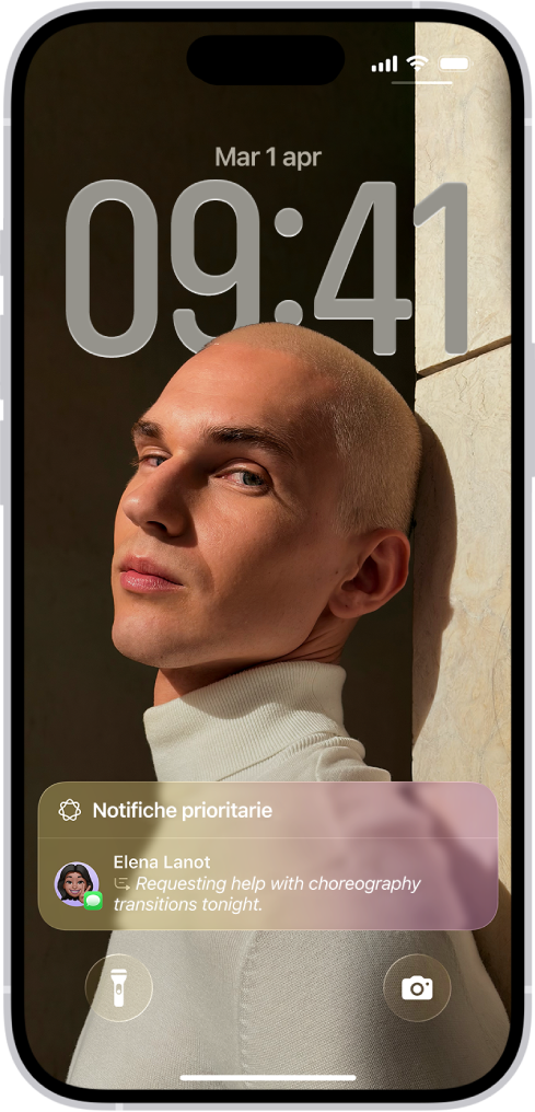 La schermata di blocco di iPhone. Nella parte inferiore dello schermo è presente una notifica urgente riassunta.