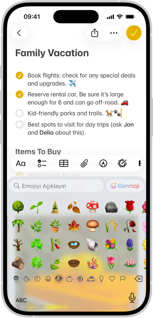 Ekranın üst yarısında Notlar uygulamasında bir not açık ve ekranın alt yarısında emoji klavyesi açık.