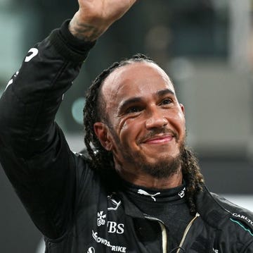 Lewis Hamilton爆哭揮別12年賓士,2025轉戰法拉利車隊!F1賽車7次世界冠軍路易斯漢米爾頓攜手布萊德彼特打造F1電影 lewis hamilton爆哭揮別12年賓士,2025轉戰法拉利車隊!f1賽車7次世界冠軍路易斯漢米爾頓攜手布萊德彼特打造f1電影