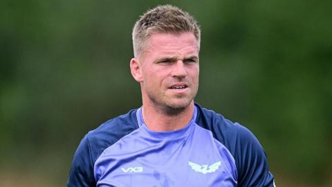 Gareth Anscombe in Scarlets kit