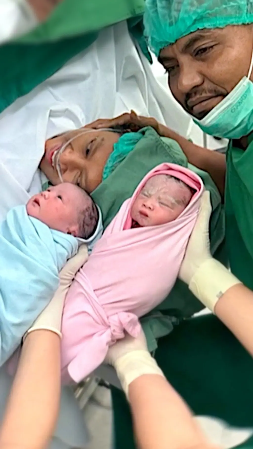 අවුරුදු 22කට පසු IVF ක්රමයෙන් නිවුන් දරුවන් ලැබූ අඹුසැමි යුවළක්