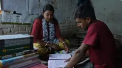 शुभम और अन्नू सरकारी नौकरी के लिए एक साथ करते हैं तैयारी