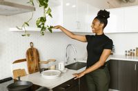 Jeune femme organisant ses repas de la semaine dans sa cuisine