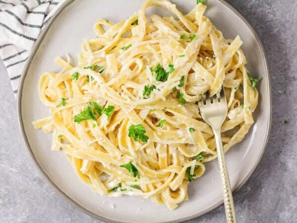 Easy fettuccine alfredo served on a plate.
