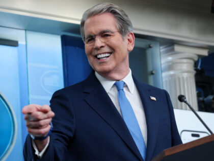 Bessent Mocks Robert Reich, Saying the Diminutive Former Labor Secretary Has ‘Come Up Short’