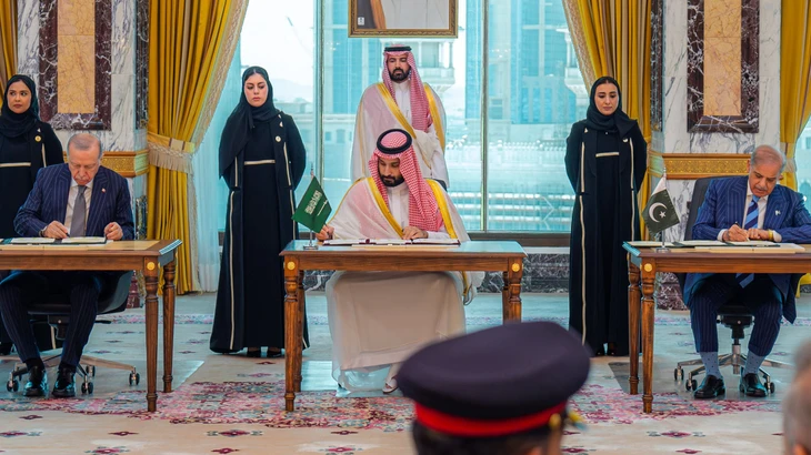 Der türkische Präsident Recep Tayyip Erdoğan, der saudische Kronprinz Muhammad Bin Salman und der pakistanische Premierminister Shehbaz Sharif unterzeichnen ein Verteidigungsabkommen in Mekka.