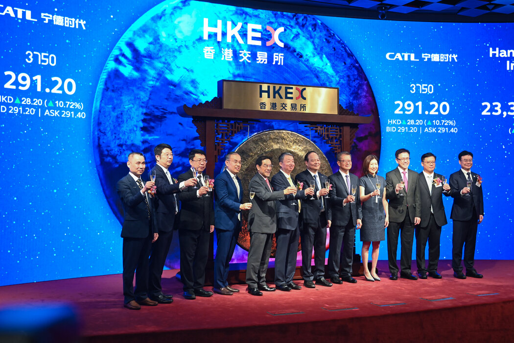 宁德时代新能源科技有限公司的高管们周二在香港证券交易所。