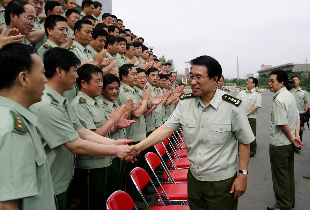 2004年,徐才厚在长春。他被指控收受巨额贿赂,以换取为他人安排晋升。