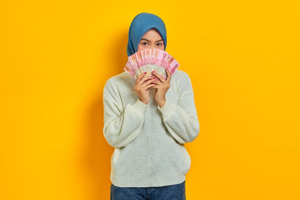 perempuan muda belajar cara mengatur keuangan