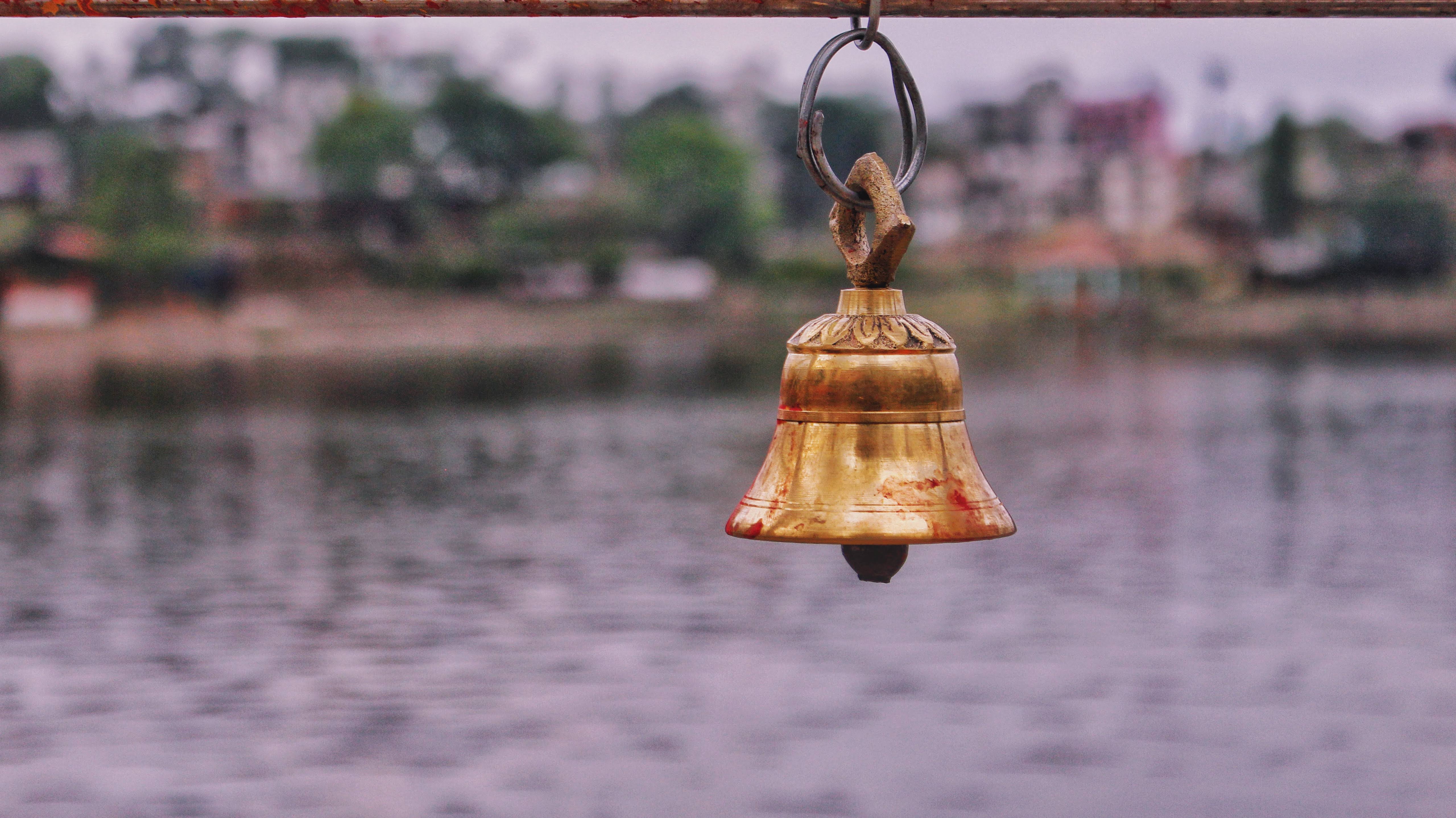 A bell overlooking the Taudaha Lake