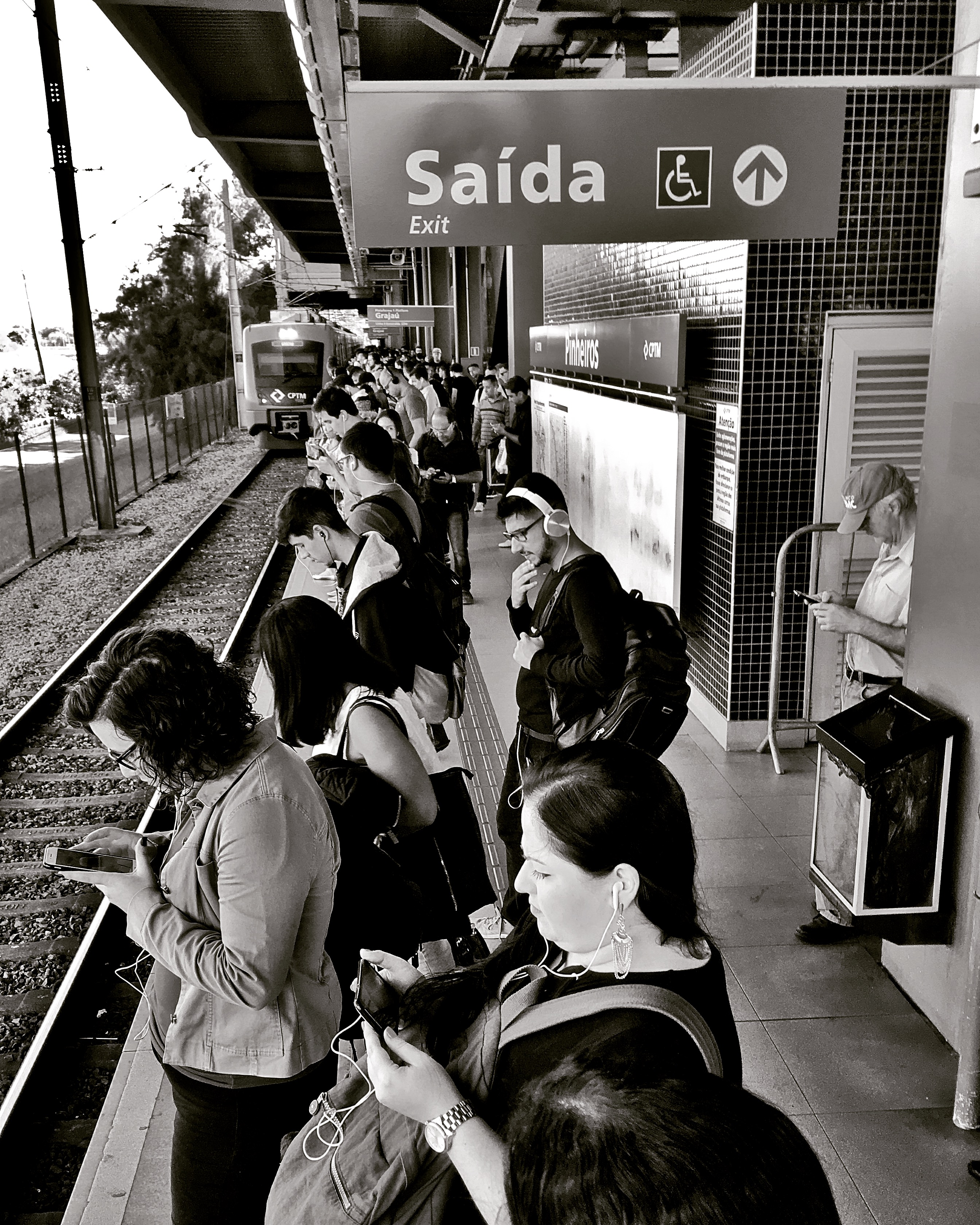 Train X Cellphone (42078150094)
