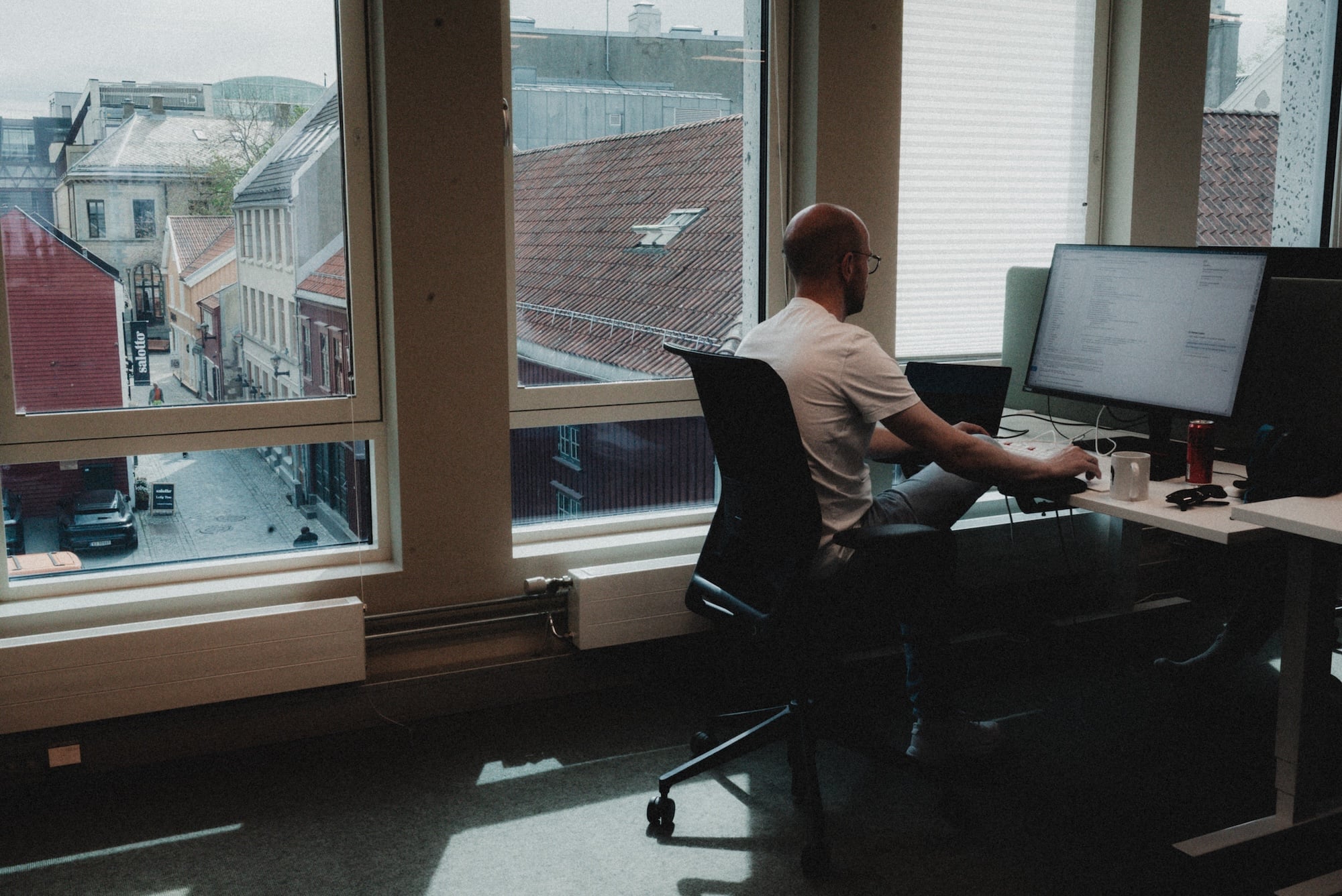 Webstep-konsulent arbeider ved PC på kontoret.